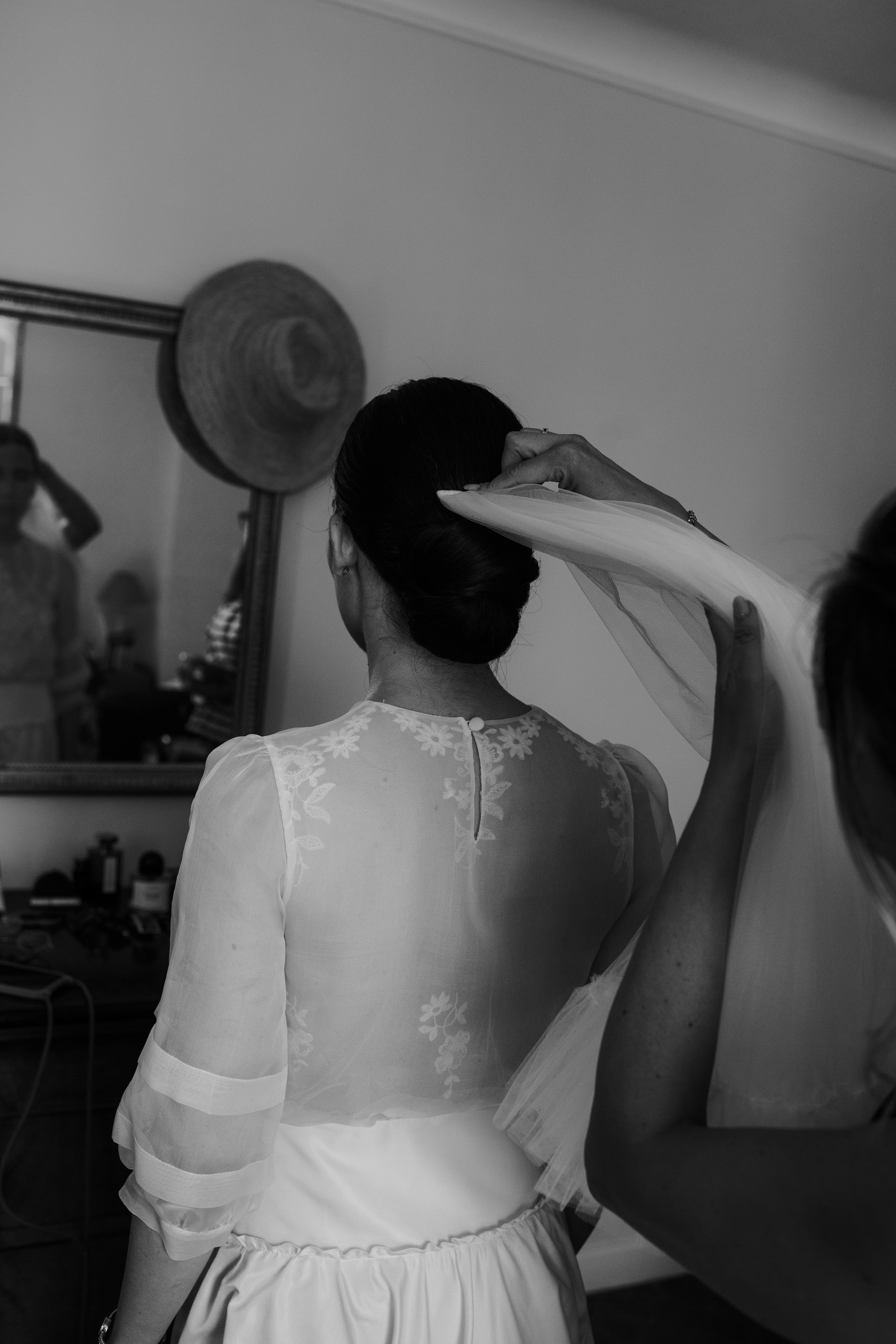 La robe sur mesure d'Albine : une robe de mariée raffinée, à son image